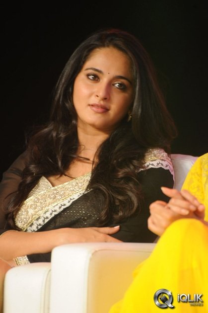Anushka-at-Lingaa-Movie-Audio-Success-Meet